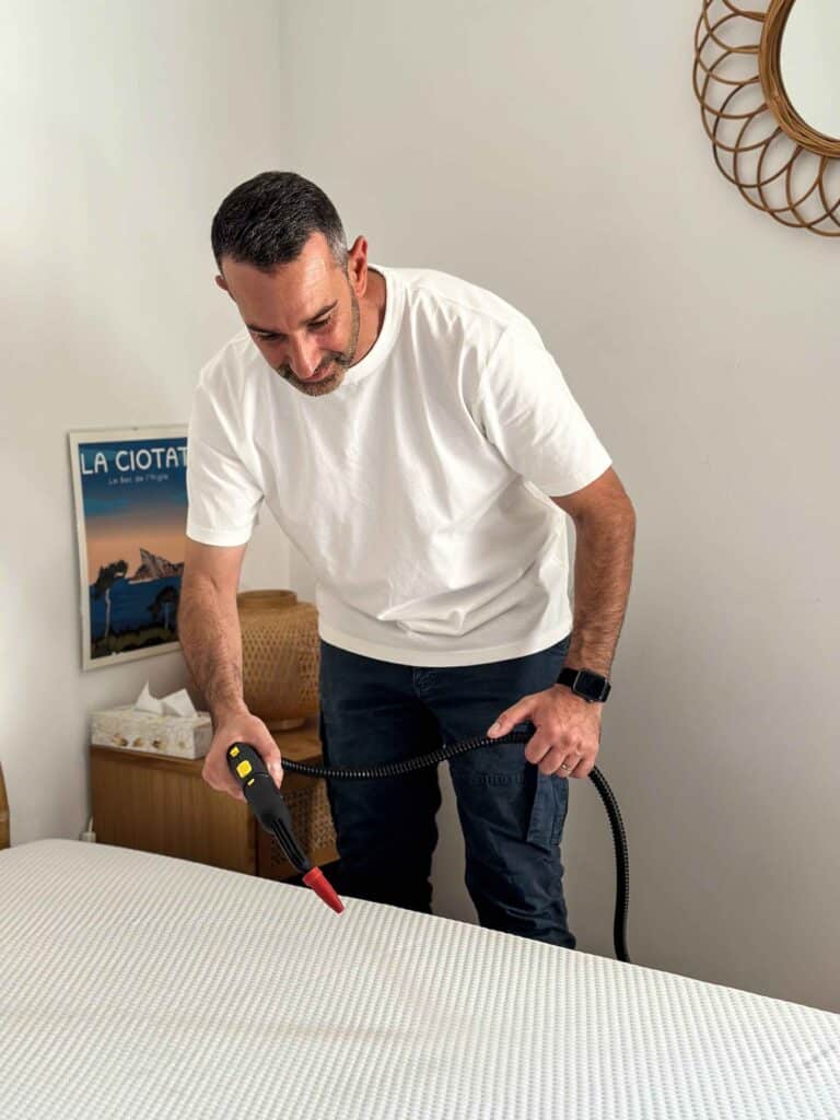 Technicien appliquant un produit sur un matelas