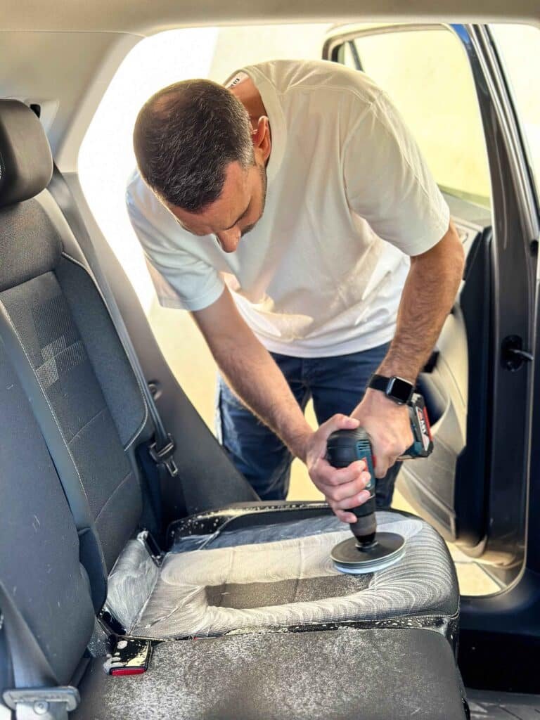 Brossage mécanique d’un siège de voiture