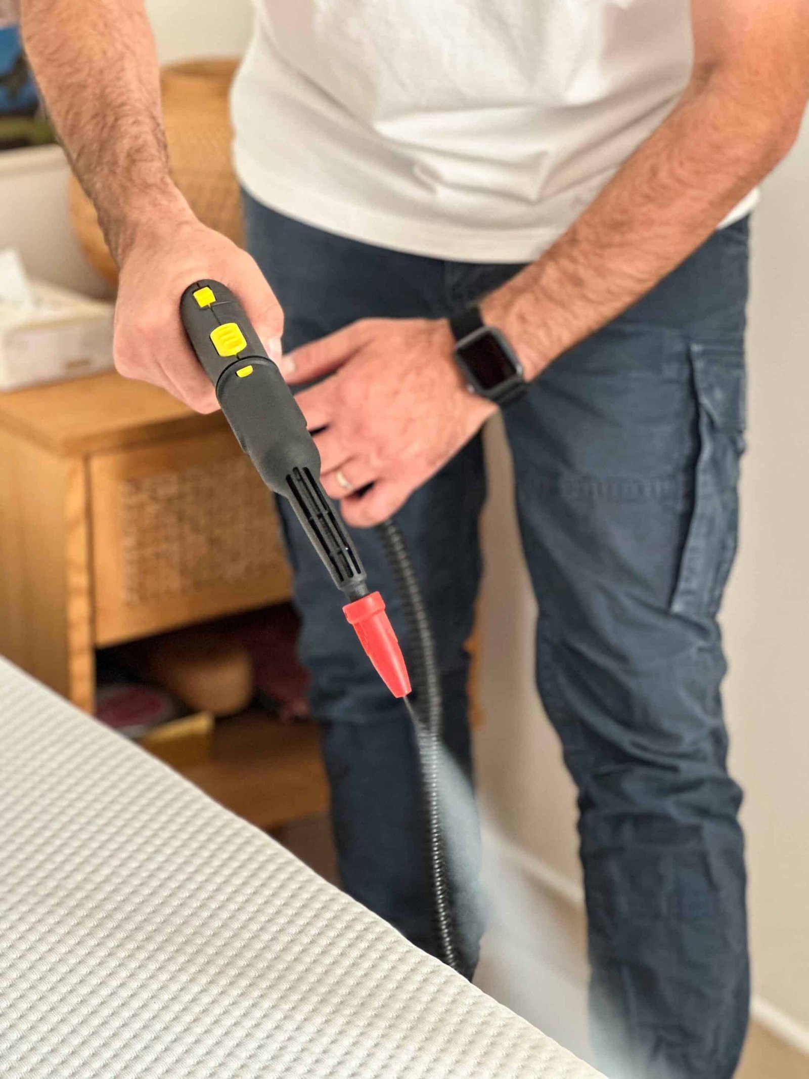 Application de vapeur sur un matelas par un technicien